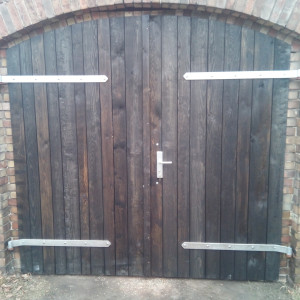 Garagentor aus dunklem Holz