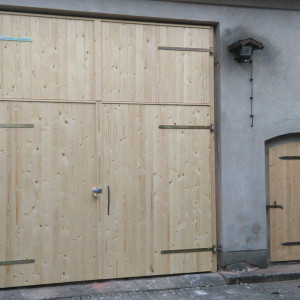 Scheunentor aus Holz nachgebaut