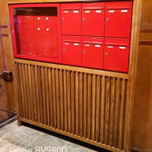 Briefkasten-anlage aus mit eingefassten Briefkästen