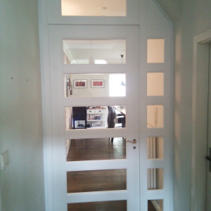 Windfangelemente mit vielen Glaseinlässen