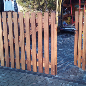 Hoftor aus Holzlatten